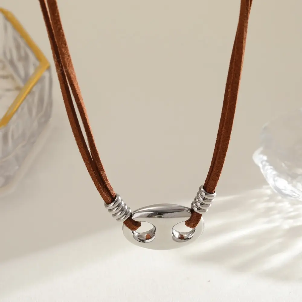 Choker marrón con Gucci plateado