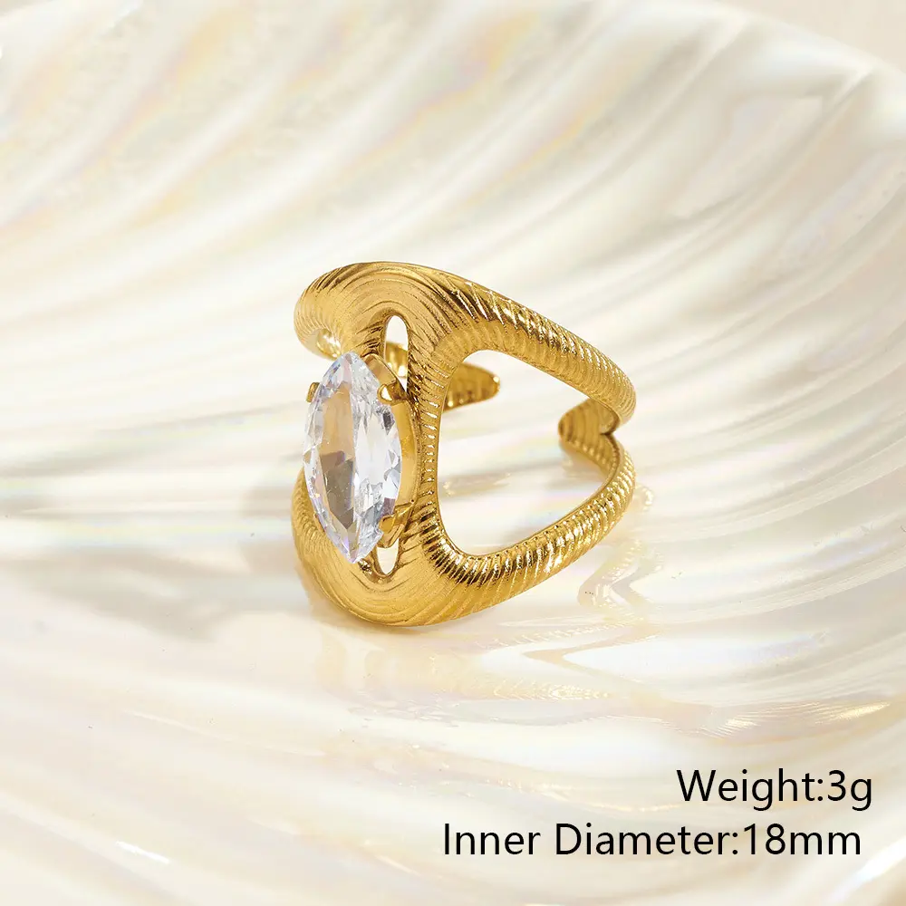 Anillo dorado con detalle brillante