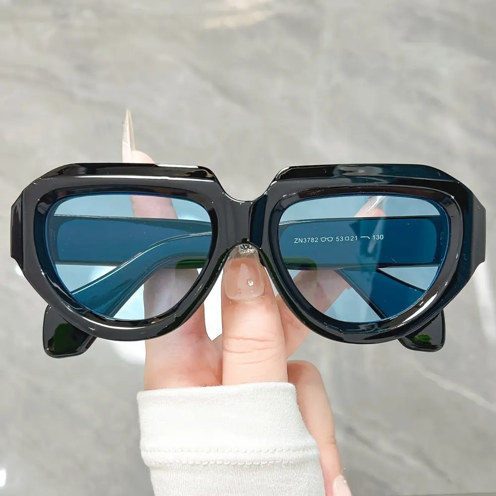 Tipo Chunky negro con cristal azul