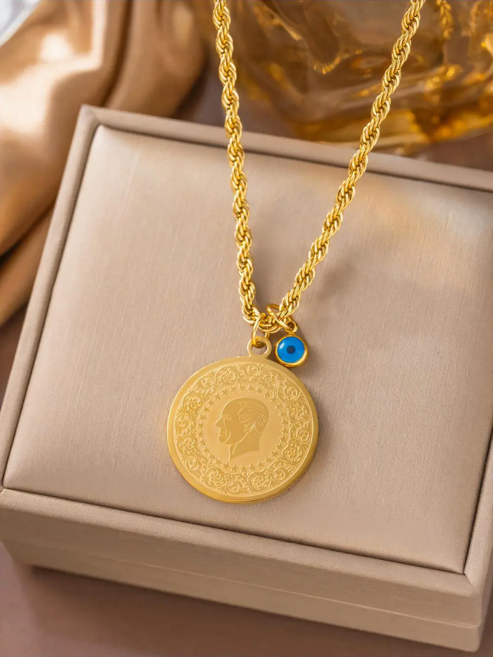 Moneda con ojo turco