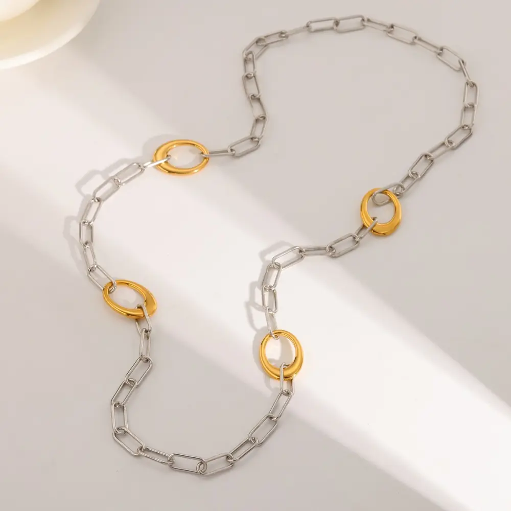 Maxi collar de aros dorados con eslabones plateados