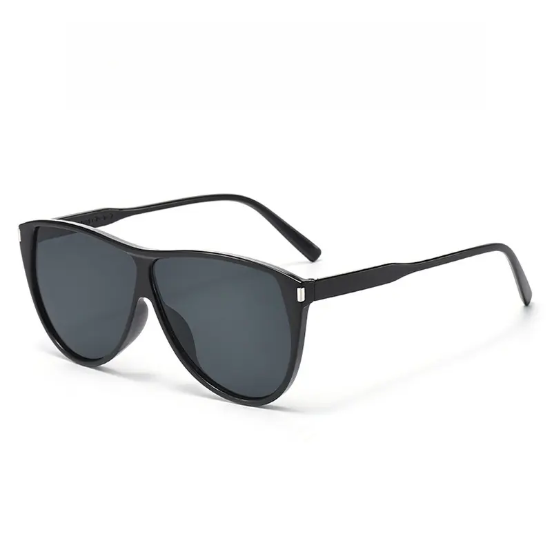 Tipo aviador montura negra cristal negro