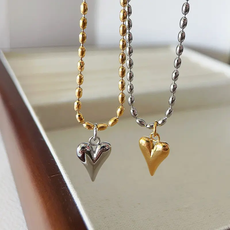 Cadena plateada corazon dorado