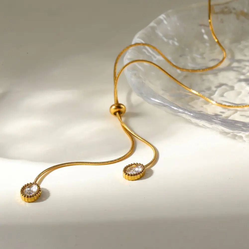 Gota blanca tipo corbatín ajustable